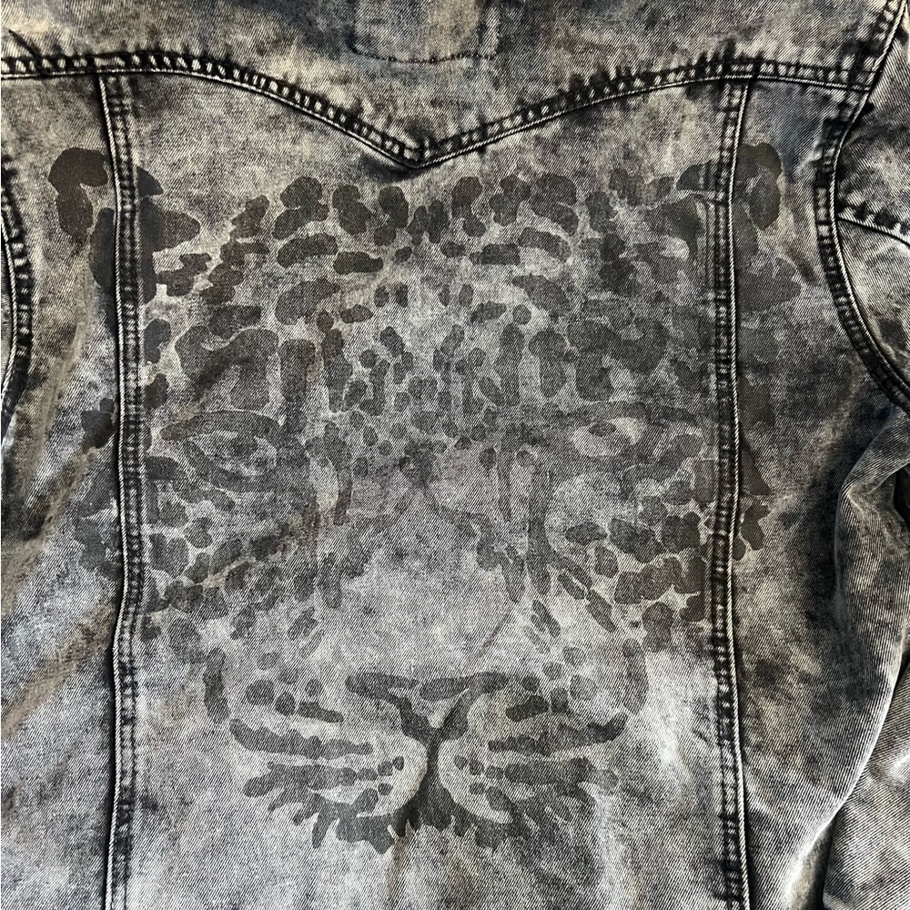 Decibel gray / black denim Jean jacket - cheetah on back - size large - Picture 3 of 5
